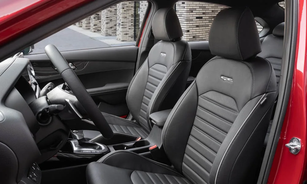Фото KIA Cerato — передние сиденья. Профиль кресел: боковая поддержка и подголовники. Регулировки с памятью возвращают кресло под водителя одним нажатием — у версий с электроприводом KIA Cerato — передние сиденья
