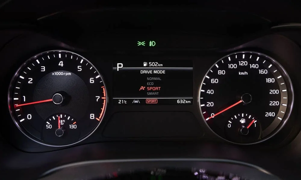 Фото KIA Cerato — приборная панель. Скорость, запас хода и подсказки ассистентов перед глазами. Запас хода и расход выводятся крупно — главные цифры ежедневных поездок KIA Cerato — приборная панель