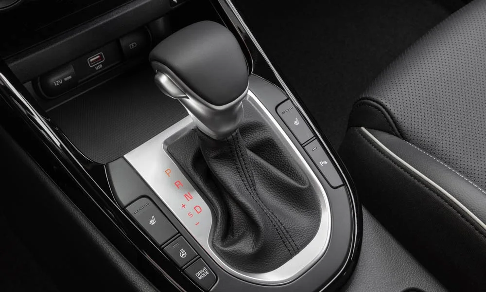 Фото KIA Cerato — селектор коробки передач. Управление коробкой: компактный селектор освобождает место на тоннеле. Режимы движения и электронный ручник собраны рядом с селектором KIA Cerato — селектор коробки передач