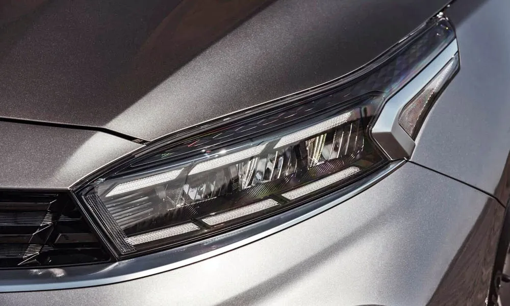 Фото KIA Cerato — передняя оптика. Линзы и секции ходовых огней крупным планом. Автоматический дальний свет сам переключается при встречном разъезде — есть у ряда версий KIA Cerato — передняя оптика