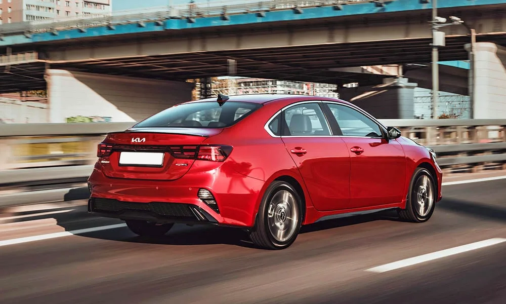 Фото KIA Cerato — вид сзади, фото 3. Линия крыши, стойки и задняя дверь в красном исполнении. Насадки выхлопа или их имитация внизу бампера различают версии KIA Cerato — вид сзади, фото 3