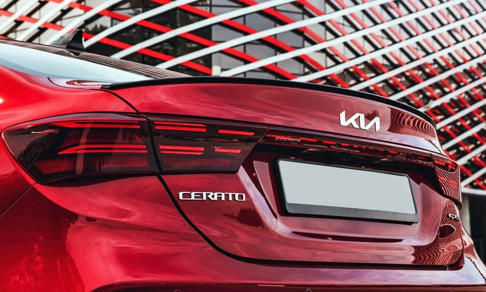 Фото KIA Cerato — вид сзади, фото 4. Линия крыши, стойки и задняя дверь в красном исполнении. Светодиодная полоса или раздельные секции — задняя оптика стала главным украшением кормы KIA Cerato — вид сзади, фото 4