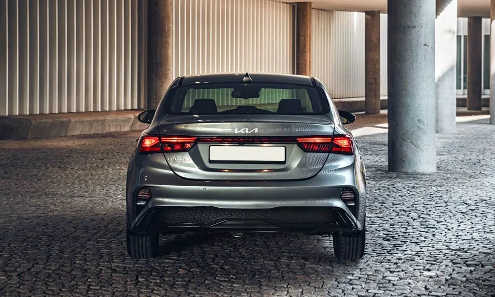 Фото KIA Cerato — вид сзади, фото 6. Графика фонарей, бампер и оформление пятой двери KIA Cerato — вид сзади, фото 6