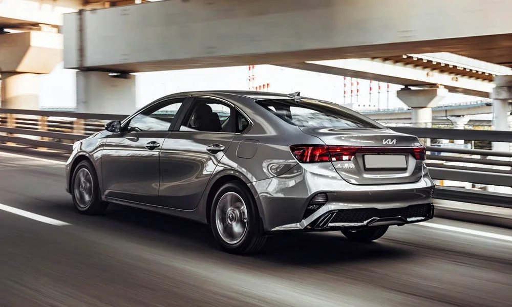 Фото KIA Cerato — вид сзади, фото 7. Серый кузов сзади — фонари и бампер определяют ночной образ модели KIA Cerato — вид сзади, фото 7