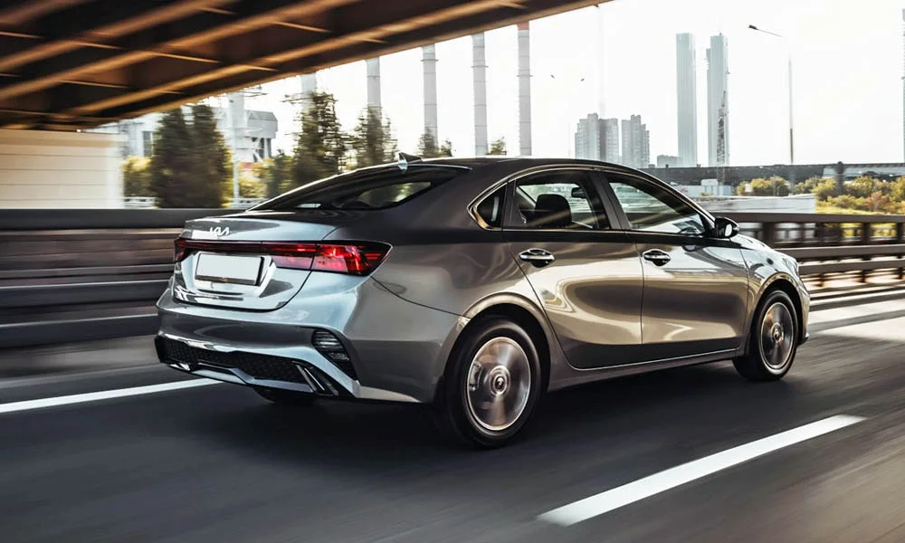 Фото KIA Cerato — вид сзади, фото 8. Линия крыши, стойки и задняя дверь в сером исполнении KIA Cerato — вид сзади, фото 8
