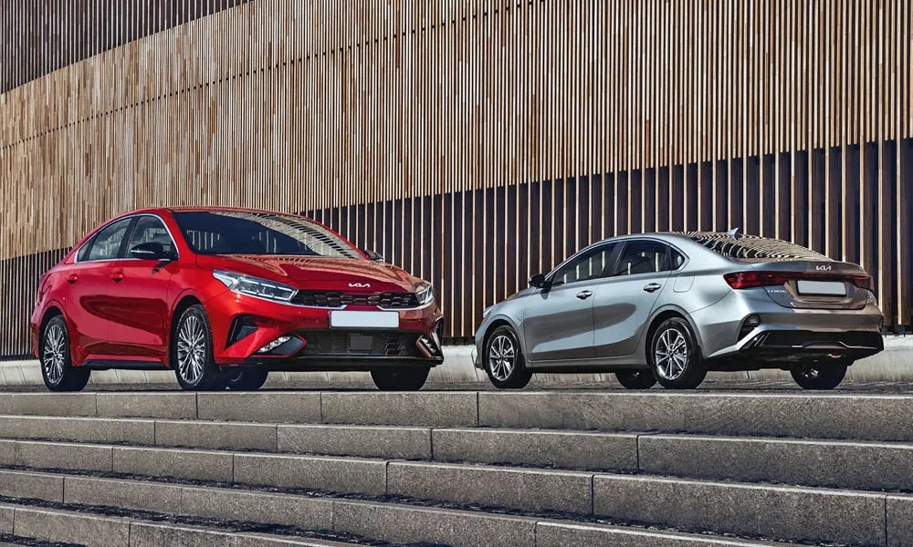 Фото KIA Cerato — вид сзади, фото 9. Линия крыши, стойки и задняя дверь в красном исполнении. Светодиодная полоса или раздельные секции — задняя оптика стала главным украшением кормы KIA Cerato — вид сзади, фото 9