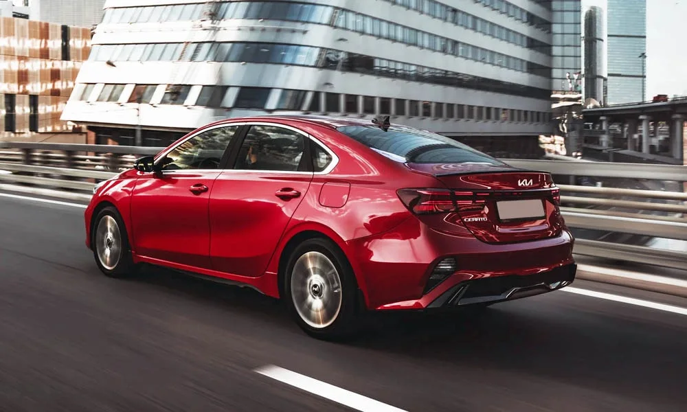 Фото KIA Cerato — вид сзади, фото 10. Графика фонарей, бампер и оформление пятой двери KIA Cerato — вид сзади, фото 10