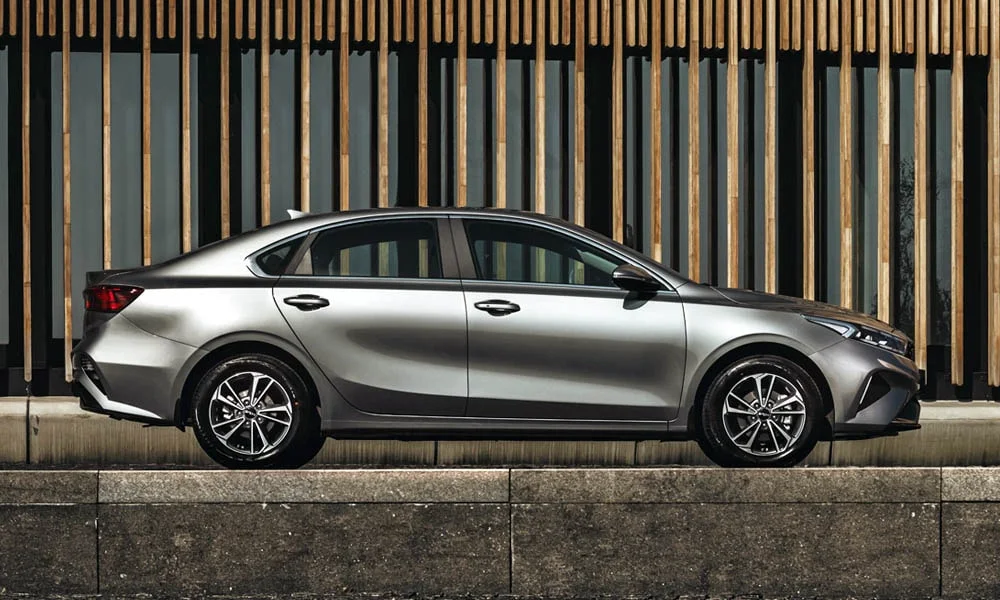 Фото KIA Cerato — вид сбоку, фото 2. Профиль кузова: колёсная база, свесы и линия остекления. Длинная база — простор второго ряда; короткие свесы упрощают парковку KIA Cerato — вид сбоку, фото 2