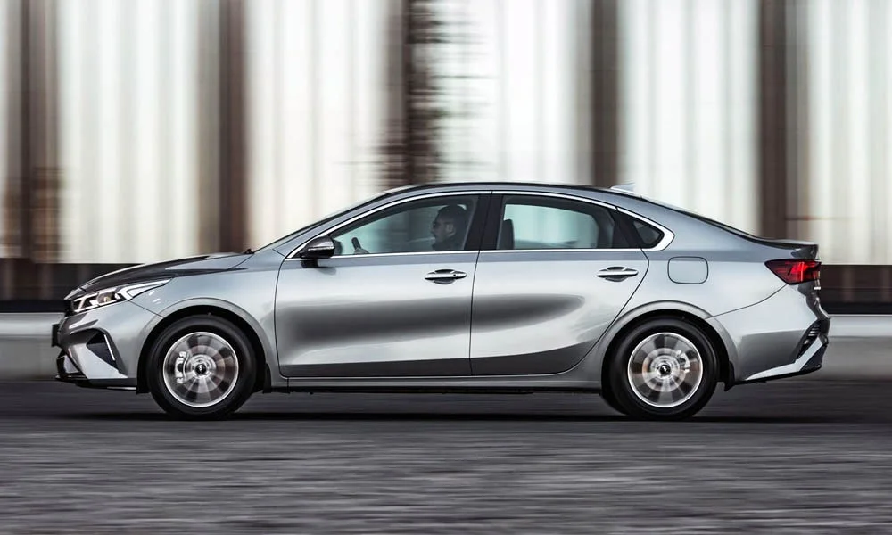 Фото KIA Cerato — вид сбоку, фото 3. Профиль кузова: колёсная база, свесы и линия остекления. Хромированные или чёрные молдинги окон отличают комплектации KIA Cerato — вид сбоку, фото 3