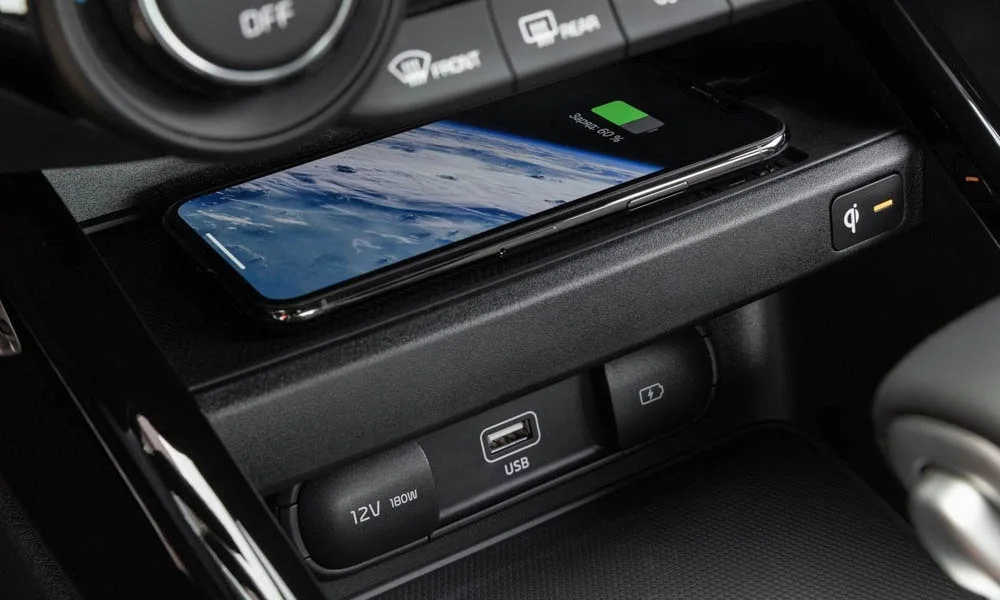 Фото KIA Cerato — беспроводная зарядка. Площадка для смартфона: зарядка без проводов. Охлаждение площадки не даёт смартфону перегреваться летом — есть у ряда моделей KIA Cerato — беспроводная зарядка