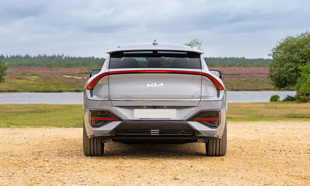 KIA EV6 (2024) — вид сзади, фото 2