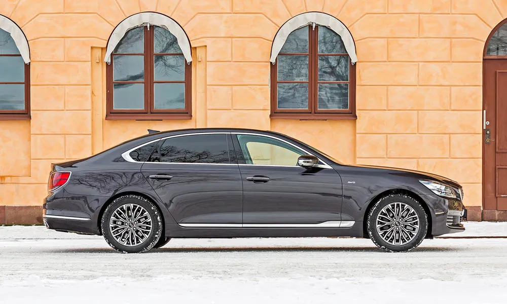 KIA K900 — вид сбоку