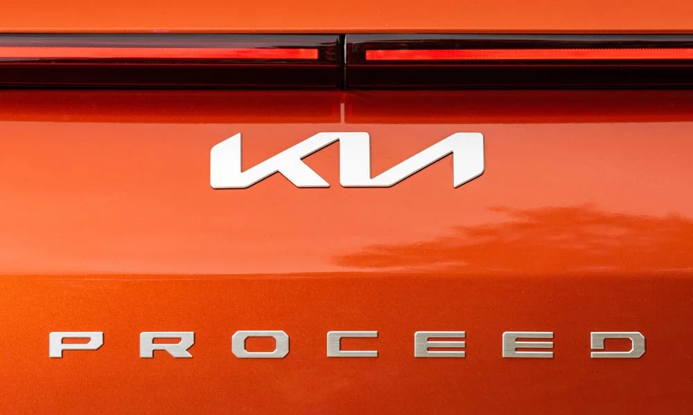 Фото KIA ProCeed (2024) — эмблема. Фирменный шильдик на кузове — знак принадлежности к марке. Шильдик версии на корме помогает отличать комплектации KIA ProCeed (2024) — эмблема