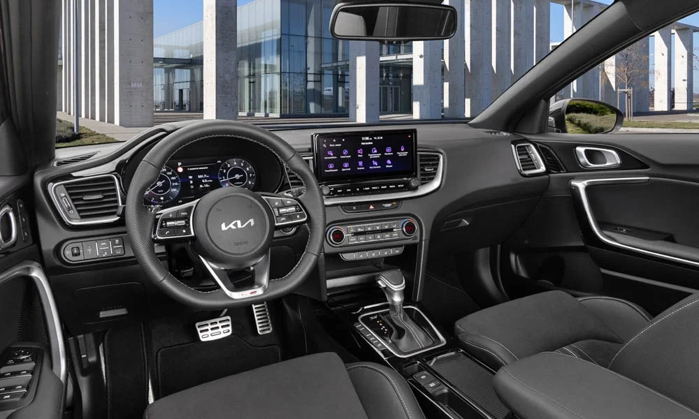 Фото KIA ProCeed (2024) — передняя панель. Компоновка экранов, дефлекторов и консоли. Мягкие материалы верхнего яруса и вставки задают уровень интерьера KIA ProCeed (2024) — передняя панель