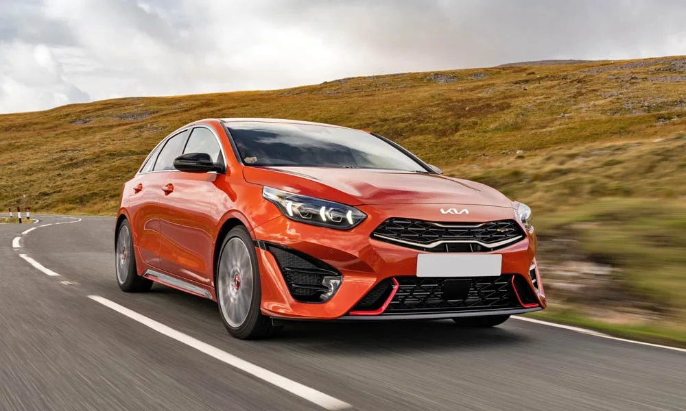 Фото KIA ProCeed (2024) — вид спереди, фото 3. Анфас: пропорции капота, посадка кузова и графика ходовых огней. Дневные ходовые огни включаются автоматически с запуском KIA ProCeed (2024) — вид спереди, фото 3