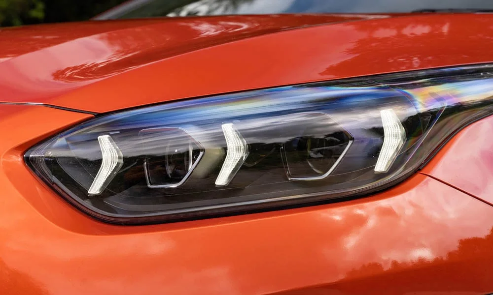 Фото KIA ProCeed (2024) — вид спереди, фото 4. Передок в оранжевом исполнении — крупная светотехника и выразительный бампер KIA ProCeed (2024) — вид спереди, фото 4