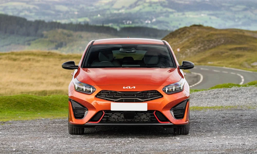 Фото KIA ProCeed (2024) — вид спереди, фото 5. Передок в оранжевом исполнении — крупная светотехника и выразительный бампер KIA ProCeed (2024) — вид спереди, фото 5