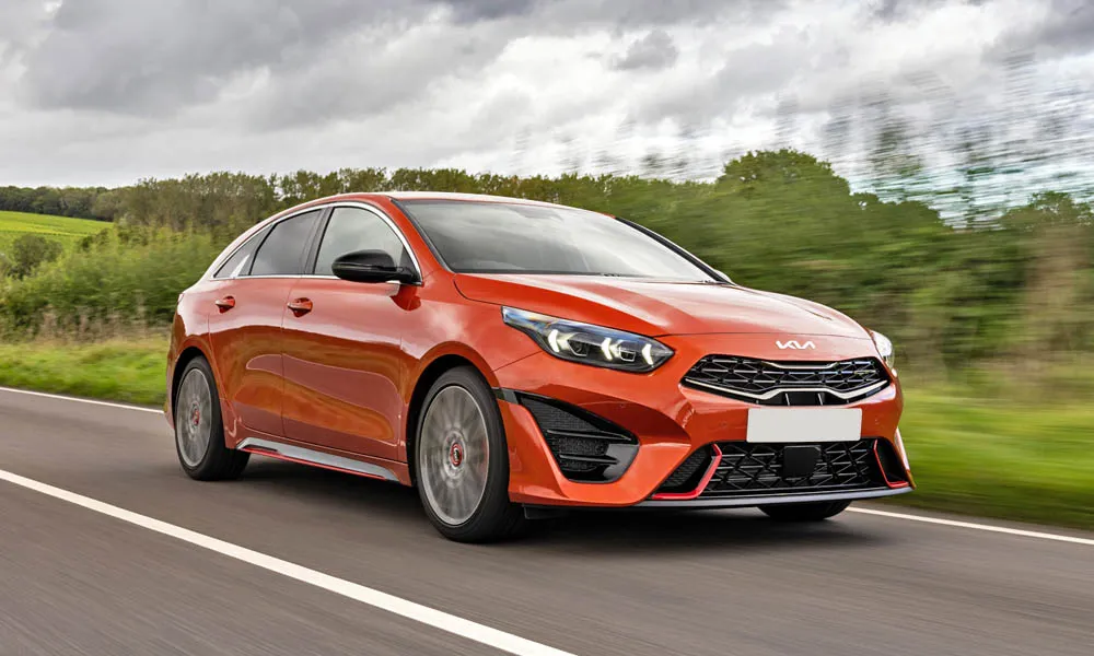 Фото KIA ProCeed (2024) — вид спереди, фото 8. Кузов в оранжевом цвете: рисунок оптики и решётки задаёт узнаваемое «лицо» модели. Дневные ходовые огни включаются автоматически с запуском KIA ProCeed (2024) — вид спереди, фото 8