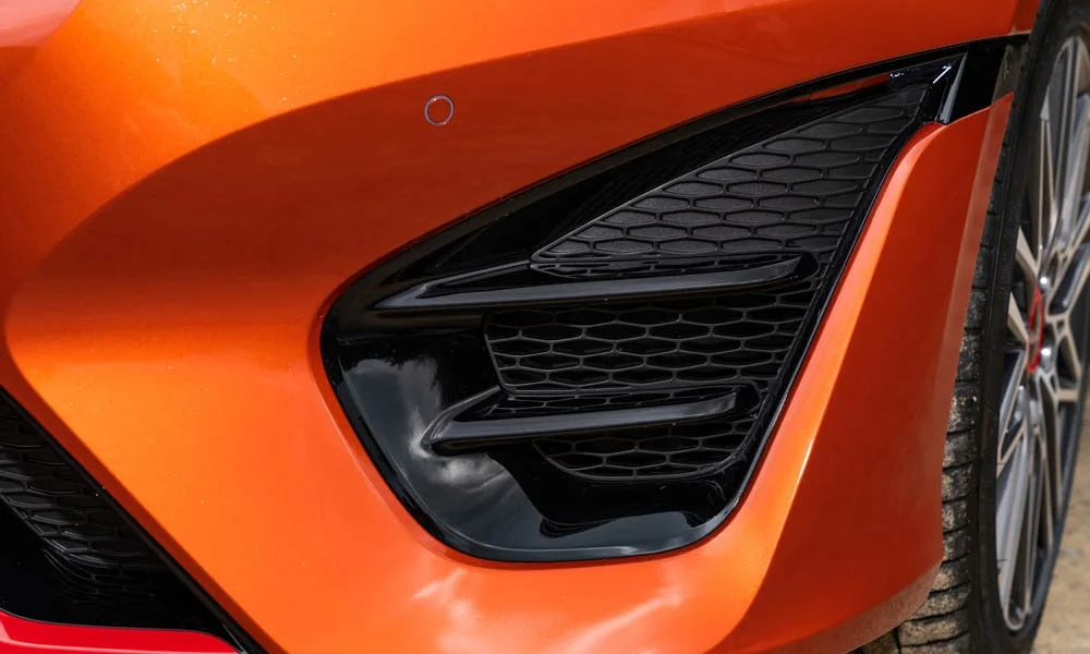 Фото KIA ProCeed (2024) — решётка радиатора. Фирменный рисунок облицовки — визитная карточка марки. За решёткой у многих комплектаций стоит радар адаптивного круиз-контроля KIA ProCeed (2024) — решётка радиатора