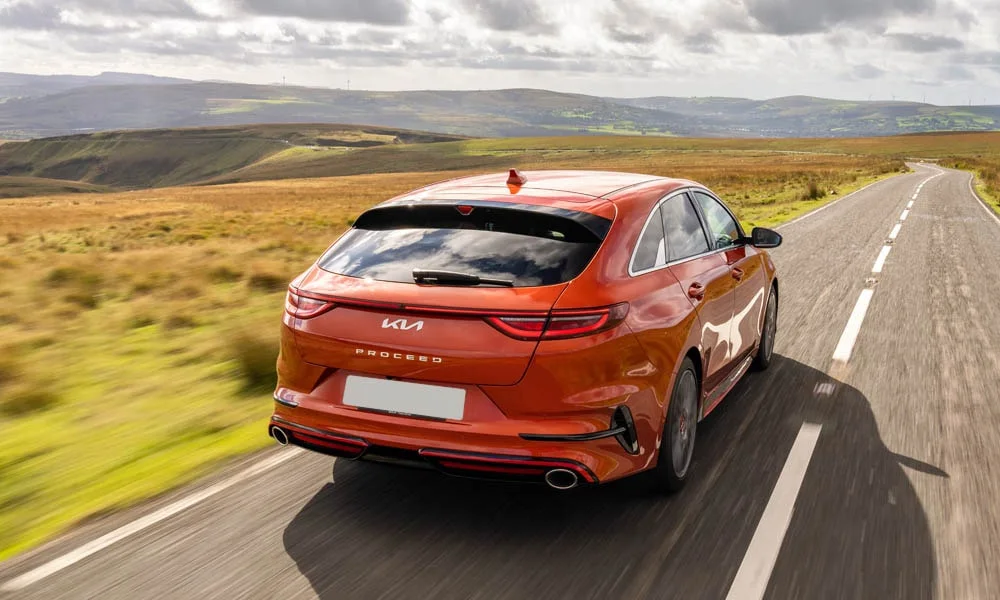 Фото KIA ProCeed (2024) — вид сзади, фото 5. Красный кузов сзади — фонари и бампер определяют ночной образ модели. Светодиодная полоса или раздельные секции — задняя оптика стала главным украшением кормы KIA ProCeed (2024) — вид сзади, фото 5