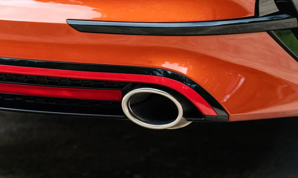 Фото KIA ProCeed (2024) — вид сзади, фото 7. Корма в оранжевом цвете: графика фонарей и пластика пятой двери. Светодиодная полоса или раздельные секции — задняя оптика стала главным украшением кормы KIA ProCeed (2024) — вид сзади, фото 7