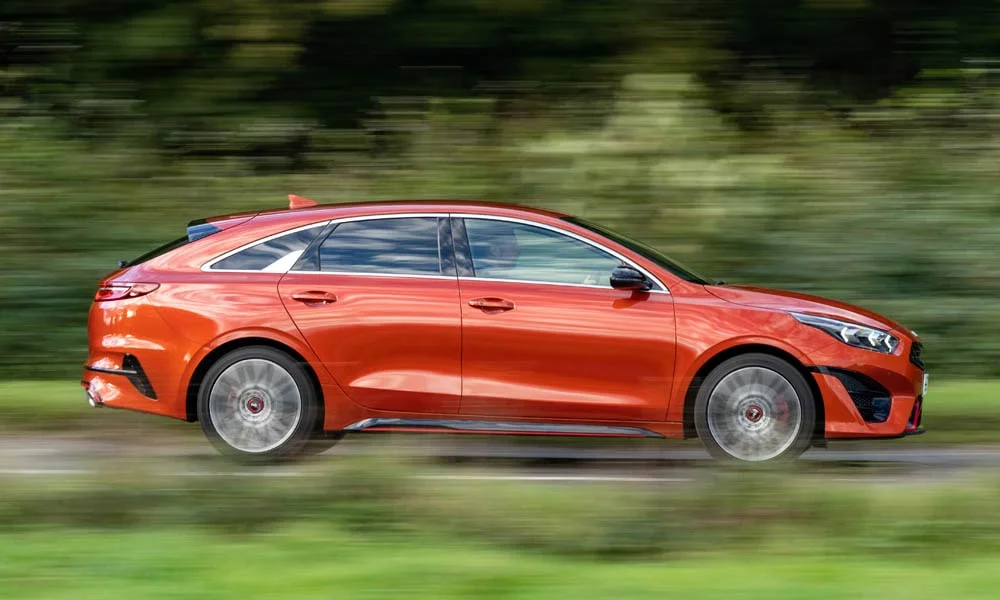 Фото KIA ProCeed (2024) — вид сбоку, фото 3. Профиль кузова: колёсная база, свесы и линия остекления KIA ProCeed (2024) — вид сбоку, фото 3