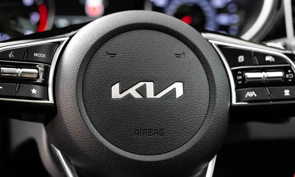 Фото KIA ProCeed (2024) — руль. Обшивка обода и компоновка спиц крупным планом. Правильная посадка: руки на «9 и 3», приборы читаются поверх обода KIA ProCeed (2024) — руль