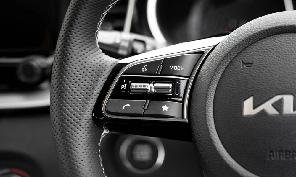 Фото KIA ProCeed (2024) — руль, фото 2. Обшивка обода и компоновка спиц крупным планом. Обогрев обода — опция, которую оценят зимой KIA ProCeed (2024) — руль, фото 2