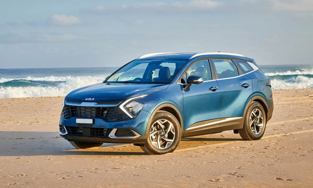 Фото KIA Sportage (2022) — вид спереди, фото 8. Оптика, решётка и бампер — первое впечатление о модели. Дневные ходовые огни включаются автоматически с запуском KIA Sportage (2022) — вид спереди, фото 8