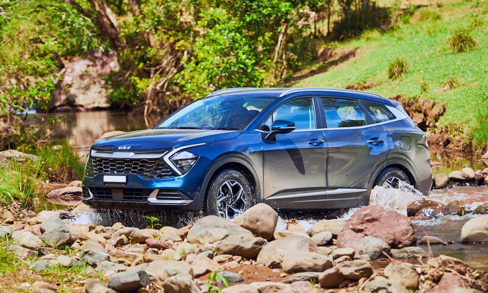 Фото KIA Sportage (2022) — вид спереди, фото 10. Оптика, решётка и бампер — первое впечатление о модели. Дневные ходовые огни включаются автоматически с запуском KIA Sportage (2022) — вид спереди, фото 10