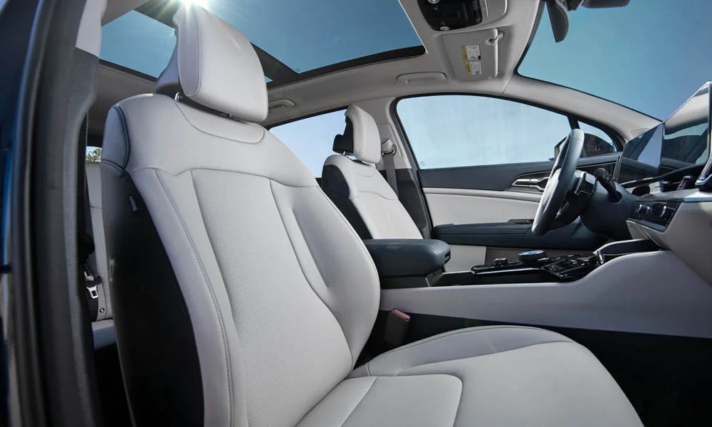 Фото KIA Sportage (2022) — передние сиденья. Профиль кресел: боковая поддержка и подголовники. Регулировки с памятью возвращают кресло под водителя одним нажатием — у версий с электроприводом KIA Sportage (2022) — передние сиденья