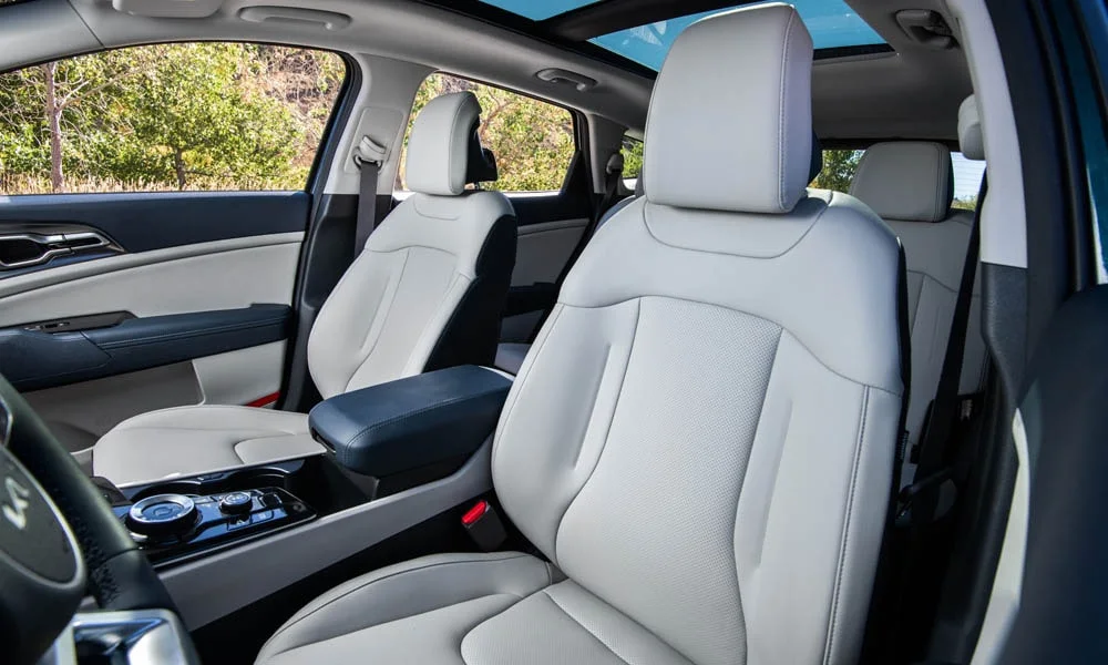 Фото KIA Sportage (2022) — интерьер, фото 2. Общий план салона: архитектура панели, консоль и кресла KIA Sportage (2022) — интерьер, фото 2