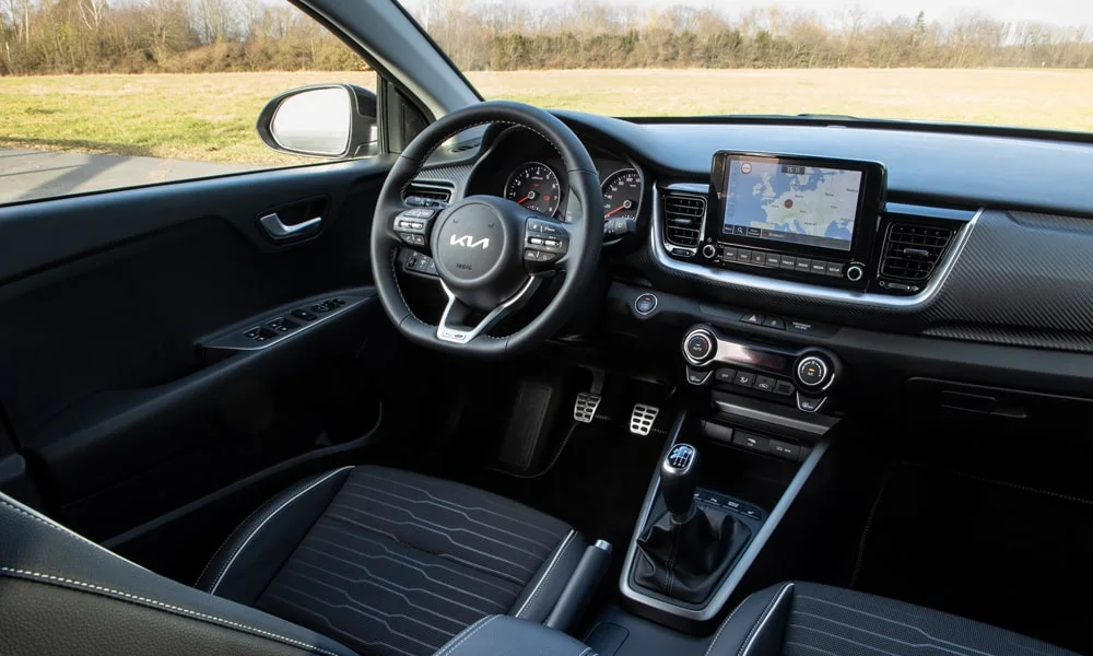 Фото KIA Stonic — передняя панель. Компоновка экранов, дефлекторов и консоли KIA Stonic — передняя панель