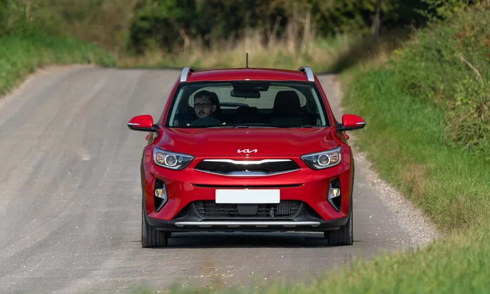 Фото KIA Stonic — вид спереди, фото 4. Анфас: пропорции капота, посадка кузова и графика ходовых огней. Рисунок ходовых огней — подпись модели, по нему её узнают в потоке KIA Stonic — вид спереди, фото 4