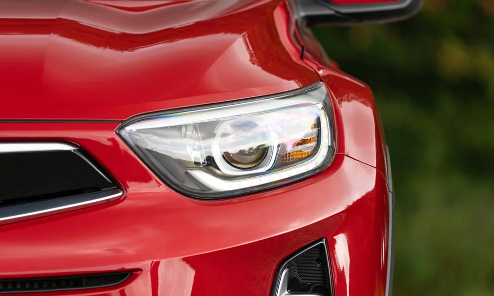 Фото KIA Stonic — вид спереди, фото 6. Анфас: пропорции капота, посадка кузова и графика ходовых огней KIA Stonic — вид спереди, фото 6