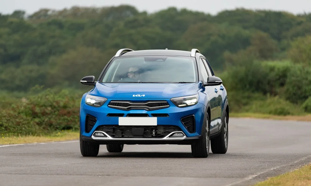 Фото KIA Stonic — вид спереди, фото 8. Синий кузов, строгая симметрия оптики — базовый ракурс знакомства с дизайном KIA Stonic — вид спереди, фото 8