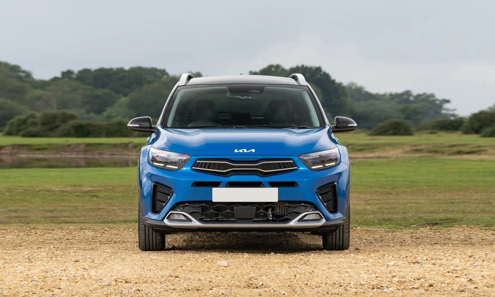 Фото KIA Stonic — вид спереди, фото 10. Передок в синем исполнении — крупная светотехника и выразительный бампер. Рисунок ходовых огней — подпись модели, по нему её узнают в потоке KIA Stonic — вид спереди, фото 10