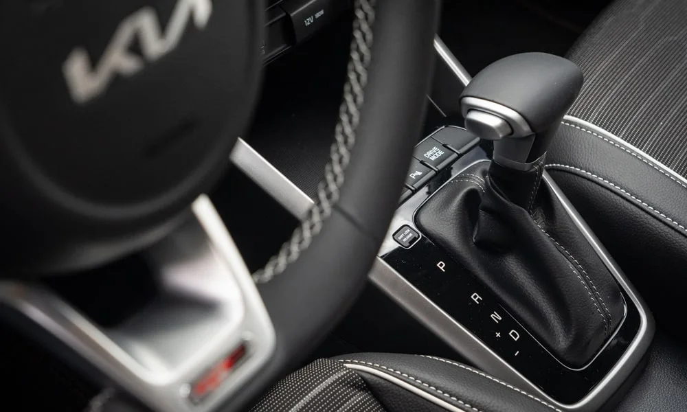 Фото KIA Stonic — селектор коробки передач. Управление коробкой: компактный селектор освобождает место на тоннеле. Режимы движения и электронный ручник собраны рядом с селектором KIA Stonic — селектор коробки передач