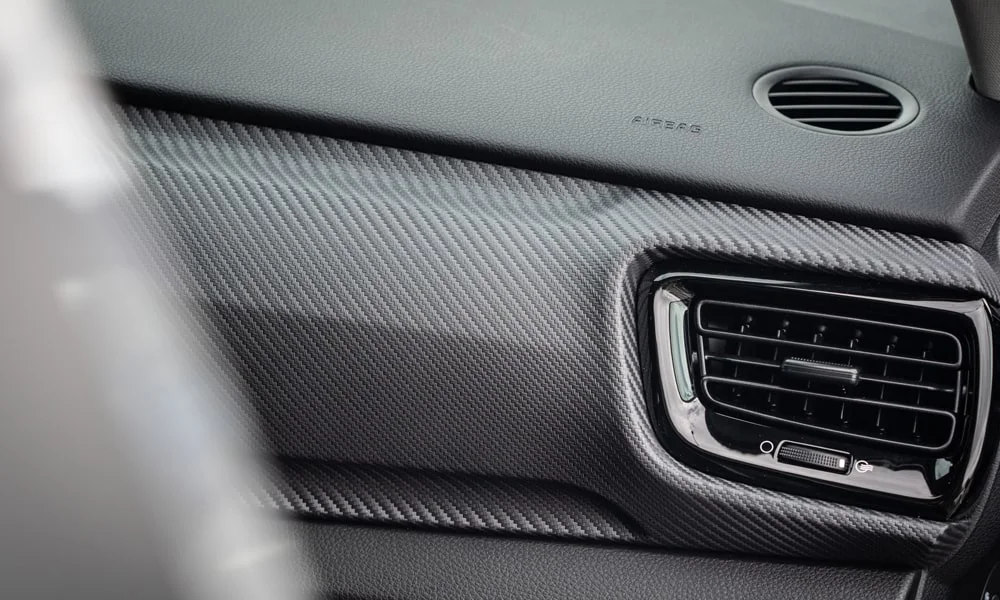 Фото KIA Stonic — интерьер. Общий план салона: архитектура панели, консоль и кресла. Светлая гамма зрительно расширяет салон, тёмная — практичнее в уходе KIA Stonic — интерьер