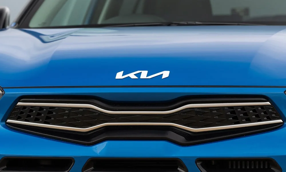Фото KIA Stonic — интерьер, фото 3. Общий план салона: архитектура панели, консоль и кресла KIA Stonic — интерьер, фото 3