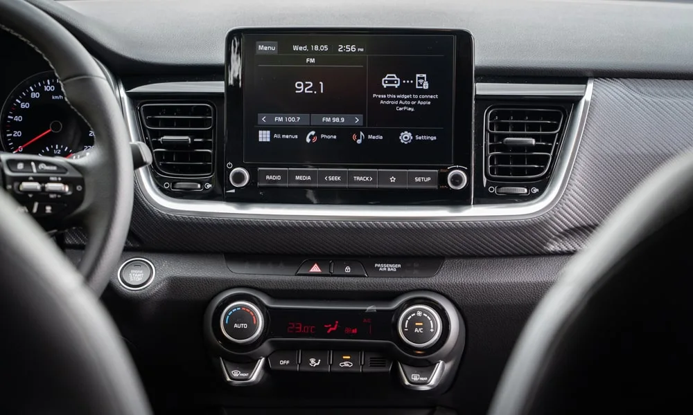 Фото KIA Stonic — экран мультимедиа. Интерфейс медиасистемы крупным планом. Быстрота отклика интерфейса важнее диагонали — оцените её на тест-драйве KIA Stonic — экран мультимедиа