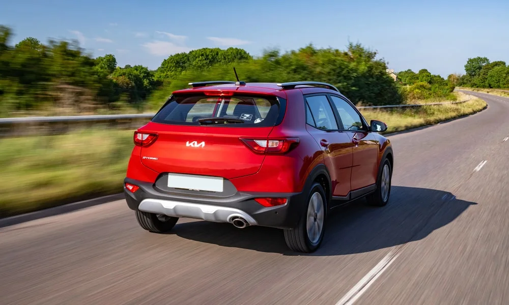 Фото KIA Stonic — вид сзади, фото 3. Линия крыши, стойки и задняя дверь в красном исполнении KIA Stonic — вид сзади, фото 3
