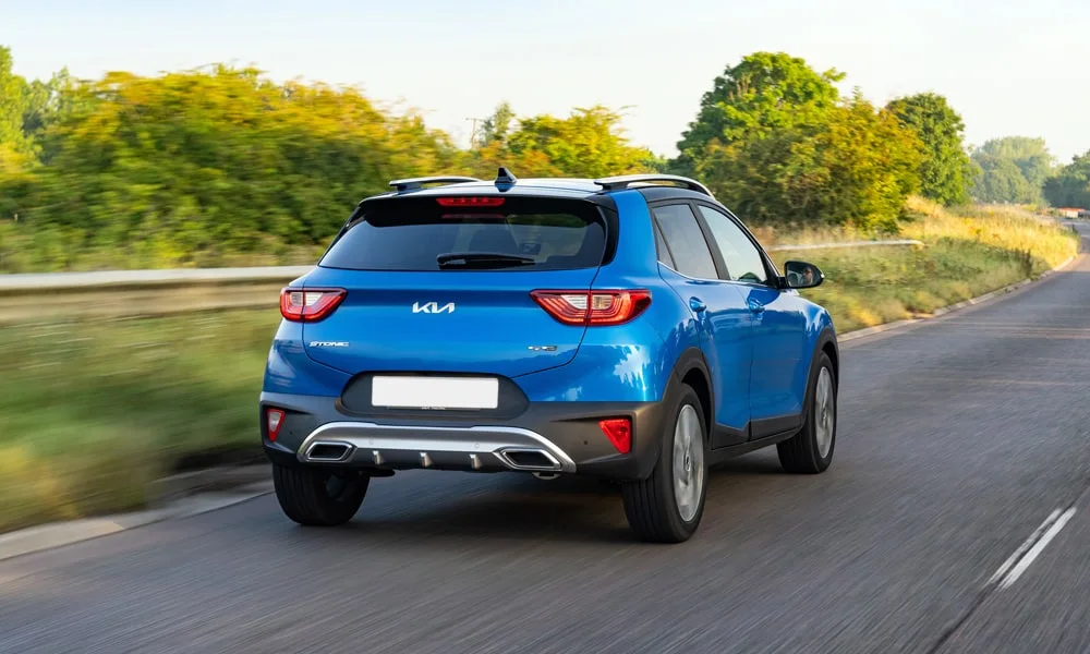 Фото KIA Stonic — вид сзади, фото 4. Линия крыши, стойки и задняя дверь в синем исполнении. Насадки выхлопа или их имитация внизу бампера различают версии KIA Stonic — вид сзади, фото 4