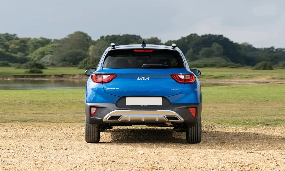 Фото KIA Stonic — вид сзади, фото 6. Графика фонарей, бампер и оформление пятой двери. Светодиодная полоса или раздельные секции — задняя оптика стала главным украшением кормы KIA Stonic — вид сзади, фото 6