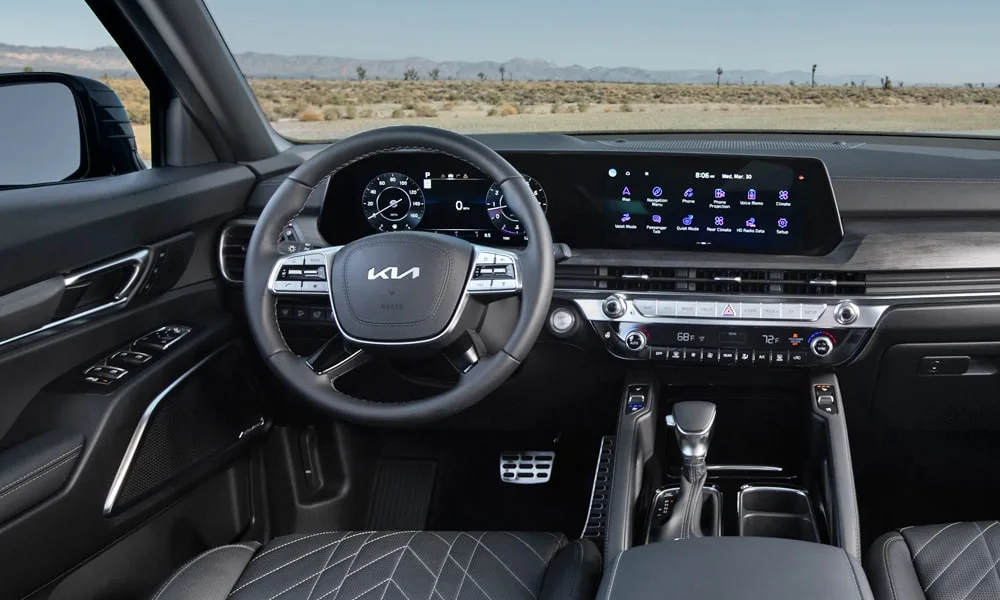 Фото KIA Telluride (2024) — передняя панель. Компоновка экранов, дефлекторов и консоли. Мягкие материалы верхнего яруса и вставки задают уровень интерьера KIA Telluride (2024) — передняя панель