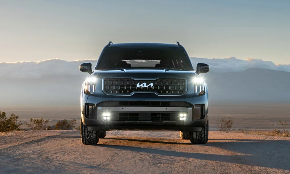 Фото KIA Telluride (2024) — вид спереди, фото 3. Анфас: пропорции капота, посадка кузова и графика ходовых огней KIA Telluride (2024) — вид спереди, фото 3