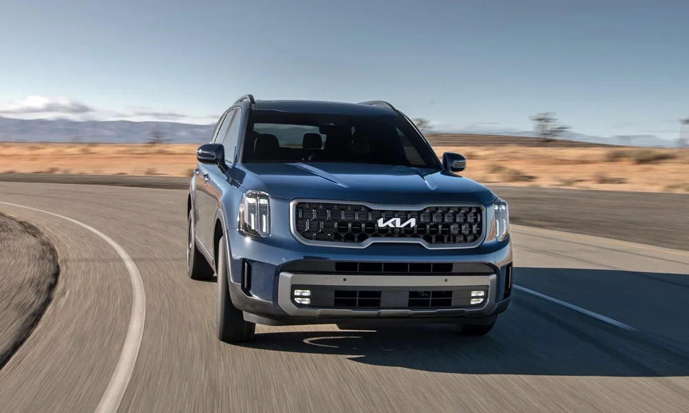 Фото KIA Telluride (2024) — вид спереди, фото 4. Передок в синем исполнении — крупная светотехника и выразительный бампер. Дневные ходовые огни включаются автоматически с запуском KIA Telluride (2024) — вид спереди, фото 4