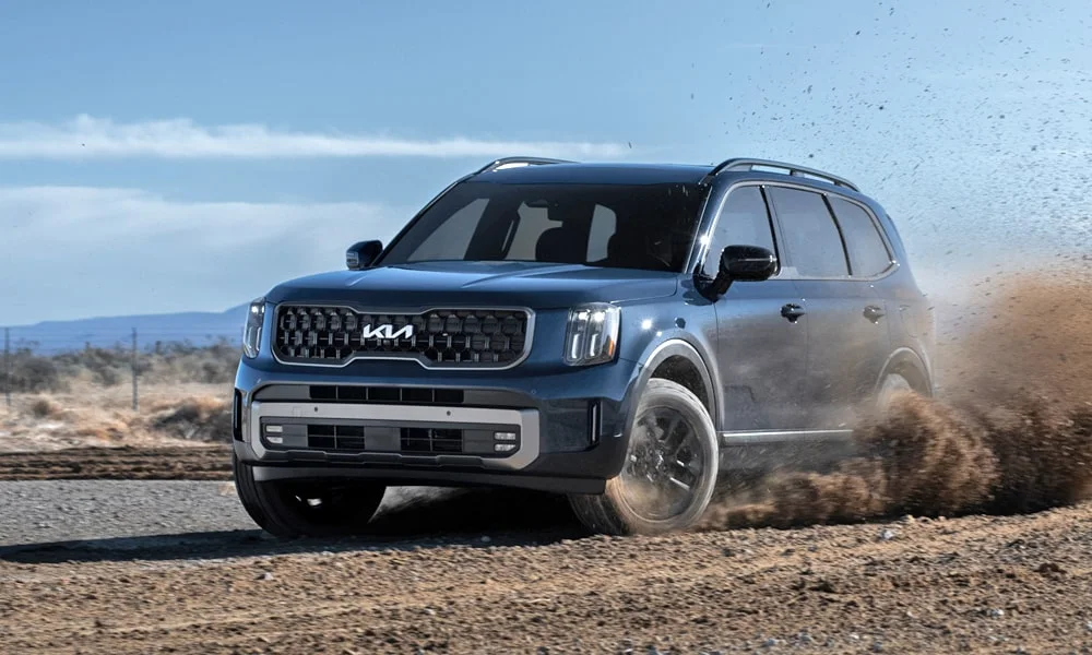 Фото KIA Telluride (2024) — вид спереди, фото 5. Кузов в синем цвете: рисунок оптики и решётки задаёт узнаваемое «лицо» модели KIA Telluride (2024) — вид спереди, фото 5
