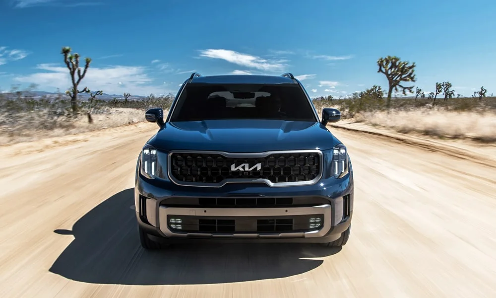 Фото KIA Telluride (2024) — вид спереди, фото 7. Оптика, решётка и бампер — первое впечатление о модели. Дневные ходовые огни включаются автоматически с запуском KIA Telluride (2024) — вид спереди, фото 7