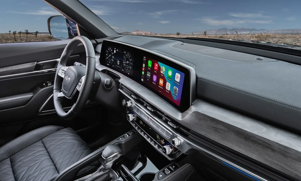 Фото KIA Telluride (2024) — экран мультимедиа, фото 2. Интерфейс медиасистемы крупным планом. Быстрота отклика интерфейса важнее диагонали — оцените её на тест-драйве KIA Telluride (2024) — экран мультимедиа, фото 2